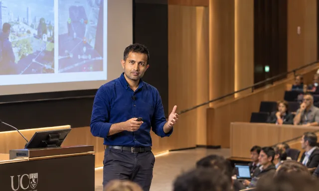 Dr. Yasas Sri Wickramasinghe presenting multiplayer AR research to a full lecture theatre at the University of Canterbury